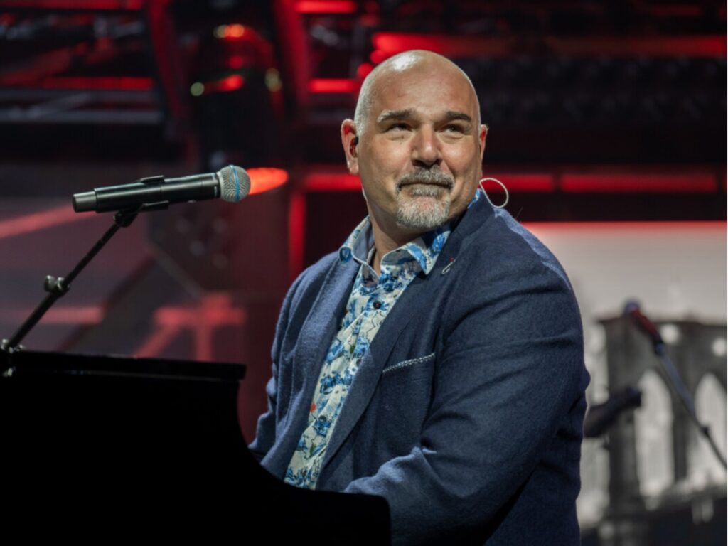 Alexander Broussard speelt Billy Joel in Schagen